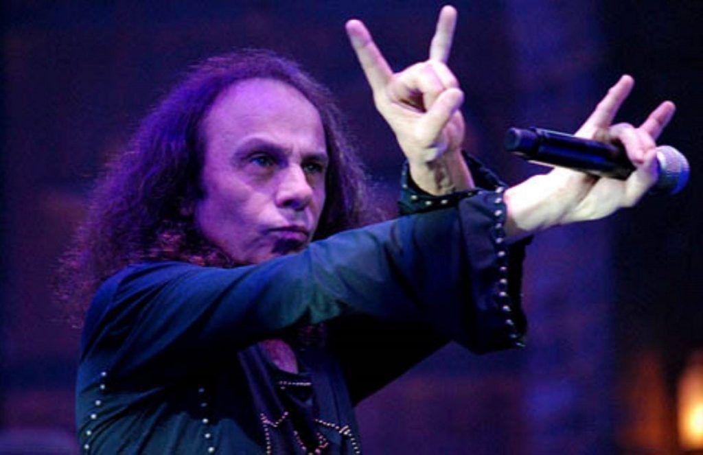 Ronnie James Dio haciendo el símbolo de la mano cornuta del rock y metal