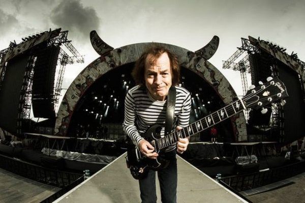 AC/DC regala guitarra Gibson a quien toque mejor el riff de “Back in Black”