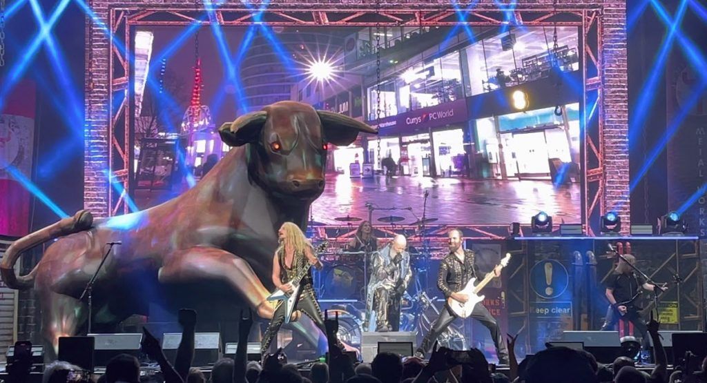 Por qué Judas Priest tiene un toro gigante en el escenario