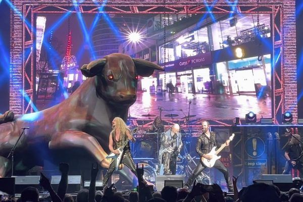 Por qué Judas Priest tiene un toro gigante en el escenario