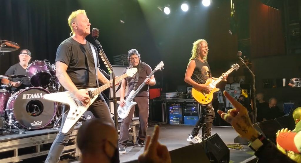 Metallica realiza su primer concierto completo del 2021