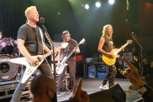 Metallica realiza su primer concierto completo del 2021