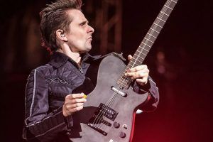 Matt Bellamy (Muse) lanza una nueva gama de guitarras Manson