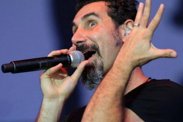 Serj Tankian (System Of a Down) está feliz de haberse vacunado luego de contagiarse de Covid