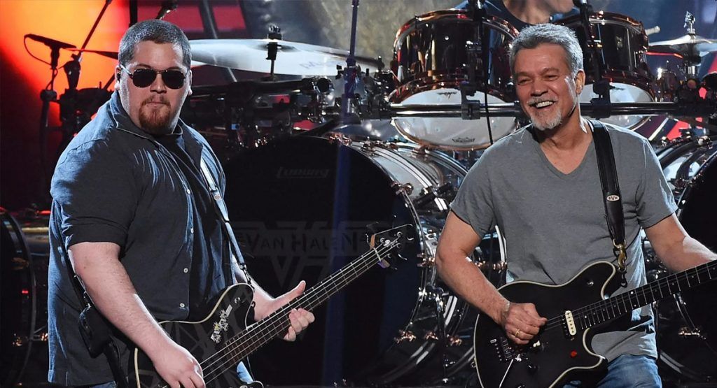 Wolfgang, hijo de Eddie Van Halen, le rinde tributo a su padre en el primer aniversario de su muerte