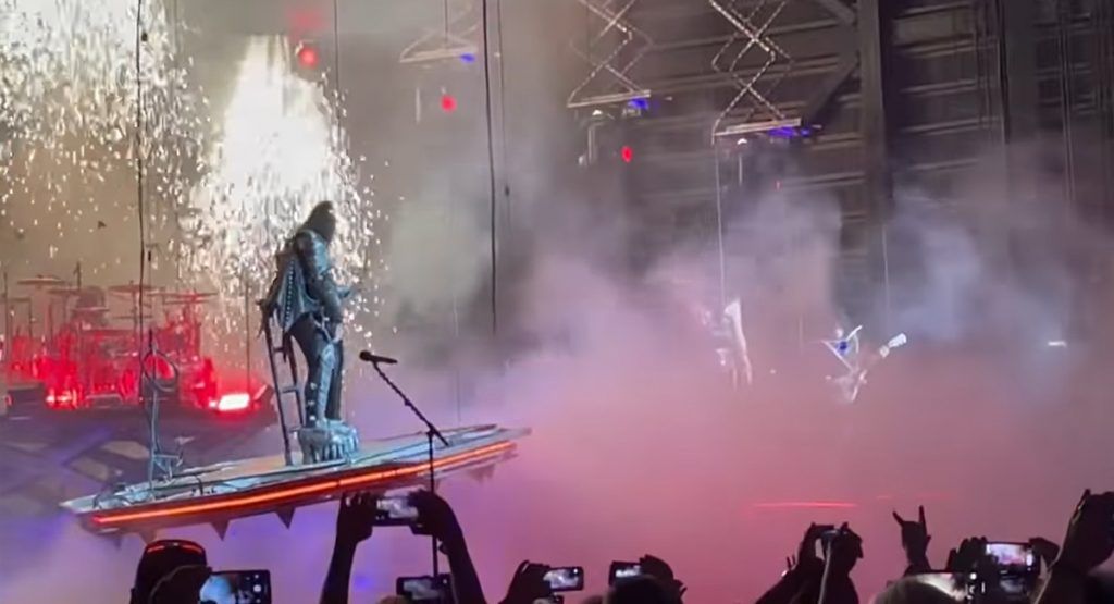 Gene Simmons, de, Kiss, casi cae de plataforma en pleno concierto