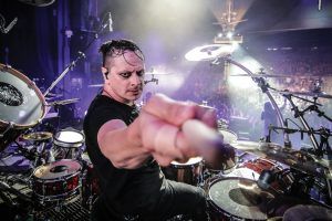 Ray Luzier, baterista de Korn, da positivo para COVID-19