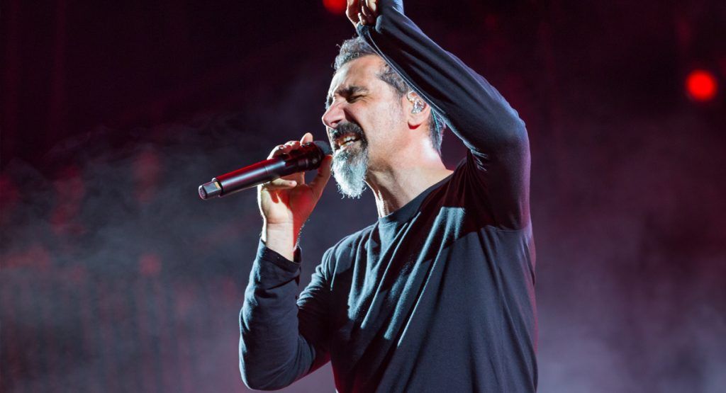 Serj Tankian, de System Of A Down, da positivo para COVID-19