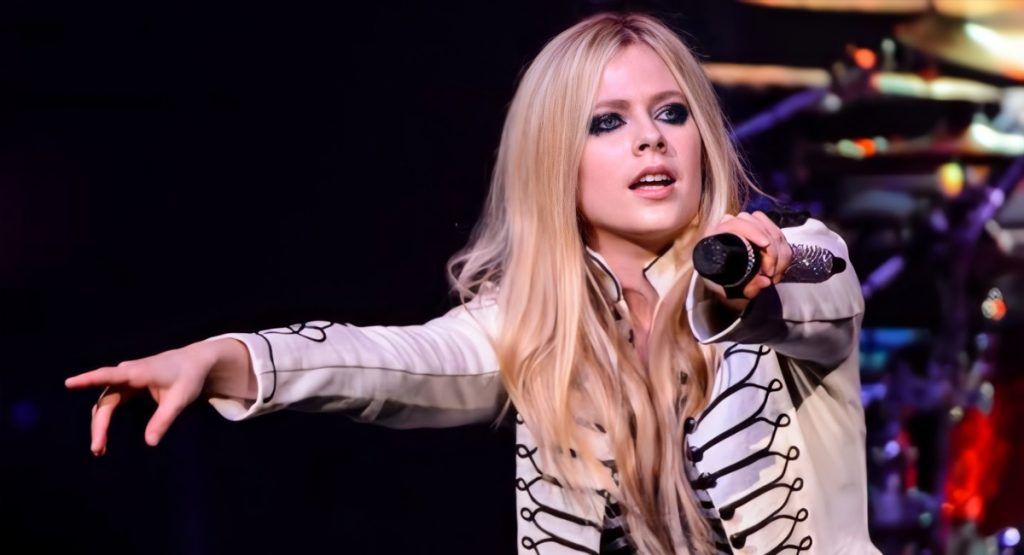 Avril Lavigne confirma su nueva canción "Bite Me"