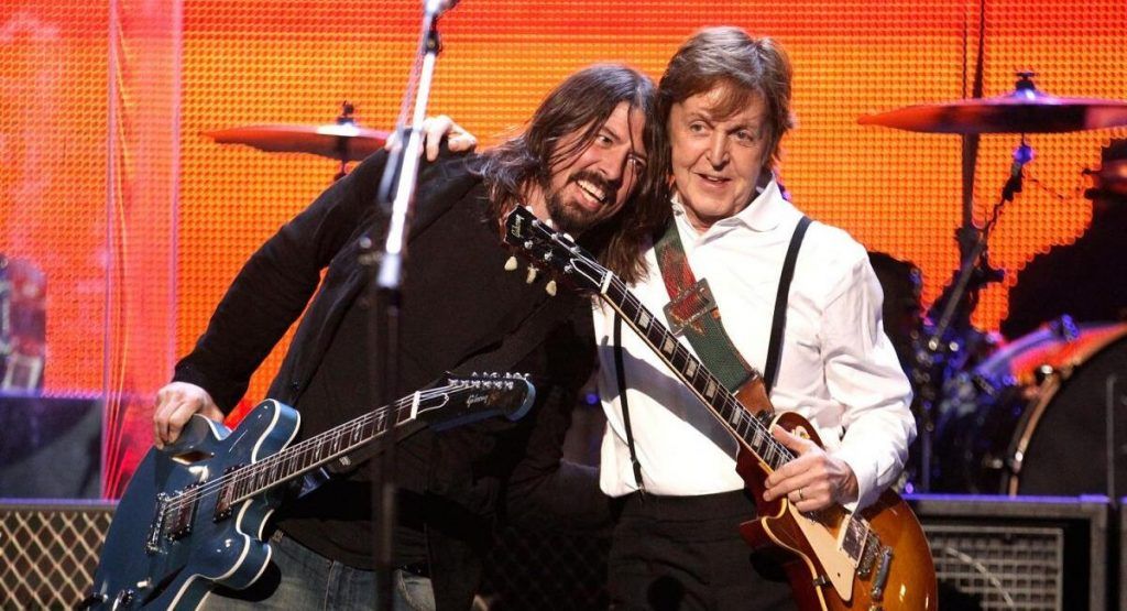 Foo Fighters y Paul McCartney interpretan juntos “Get Back” de The Beatles