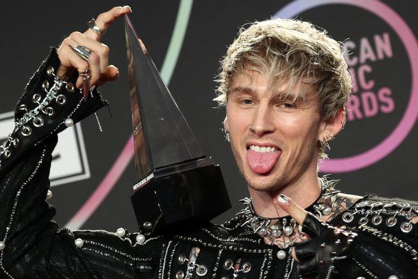 Machine Gun Kelly gana "Artista de Rock Favorito" en los American Music Awards 2021