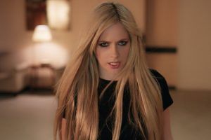 Avril Lavigne estrena una versión acústica del tema "Bite Me"