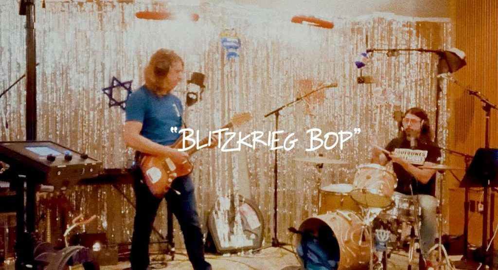 Dave Grohl y Greg Kurstin presentan una versión de Blitzkrieg Bop de Ramones