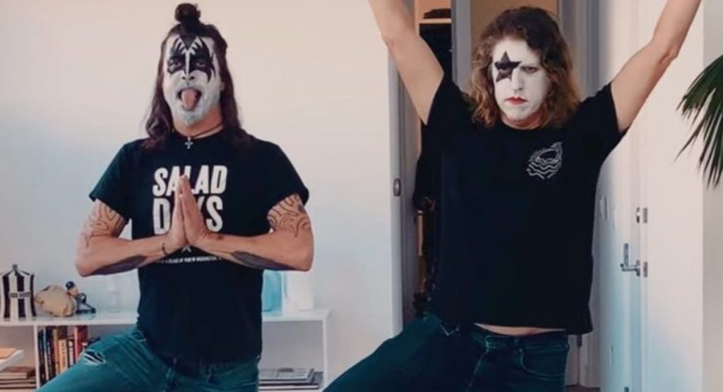 Dave Grohl y Greg Kurstin interpretan un tema clásico de KISS