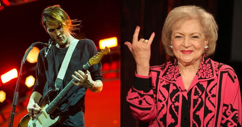 Mira a Josh Klinghoffer rendir homenaje a Betty White con un hermoso cover