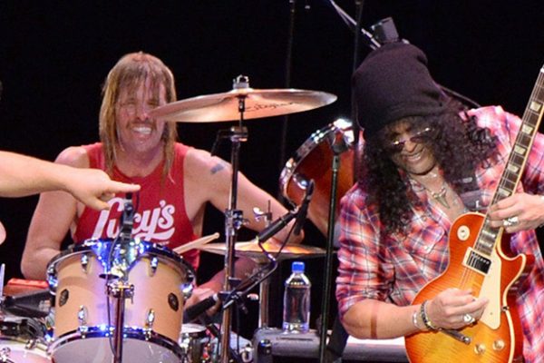 Mira a Slash rendir homenaje a Taylor Hawkins: "Era un buen amigo y un baterista increíble"