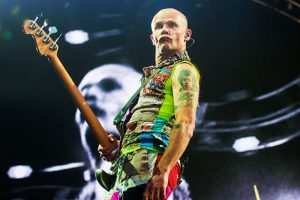 Flea (RHCP) dice que su hija una vez utilizó su Grammy como herramienta de jardinería