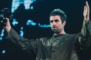 Mira a Liam Gallagher hacer el debut en vivo de una canción de Oasis nunca antes interpretado