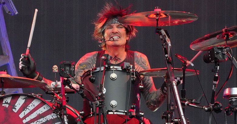 Tommy Lee de Mötley Crüe tras romperse 4 costillas: "Duele respirar, foll*r, tocar la batería"