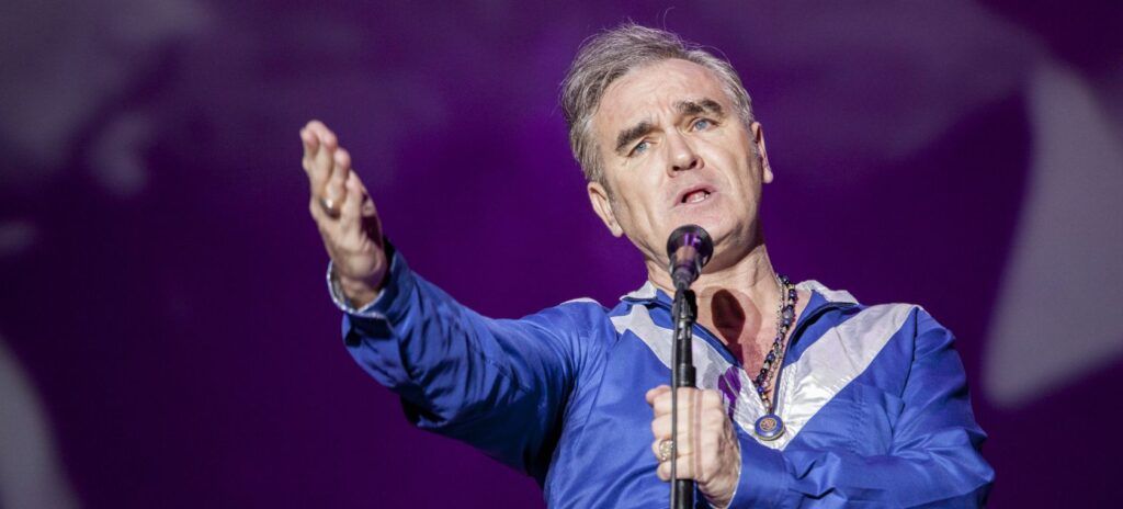 Morrissey deja el escenario y retrasa lanzamiento de su nuevo disco