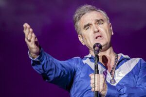 Morrissey deja el escenario y retrasa lanzamiento de su nuevo disco