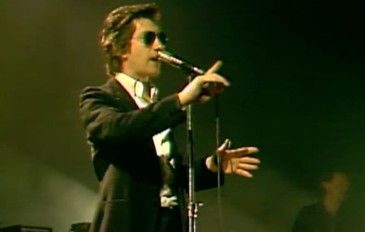 Arctic Monkeys lanza videoclip filmado en Sudamérica "Sculptures Of